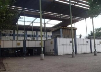 Roció a su pareja con vino y le prendió fuego