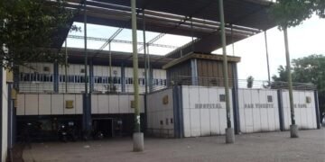 Roció a su pareja con vino y le prendió fuego