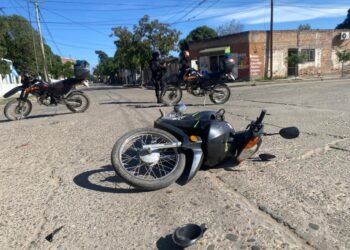 Grave accidente entre un auto y una moto