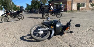 Grave accidente entre un auto y una moto