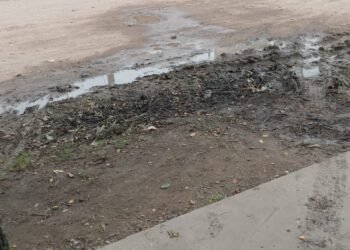 Vecinos denuncian una pérdida de agua