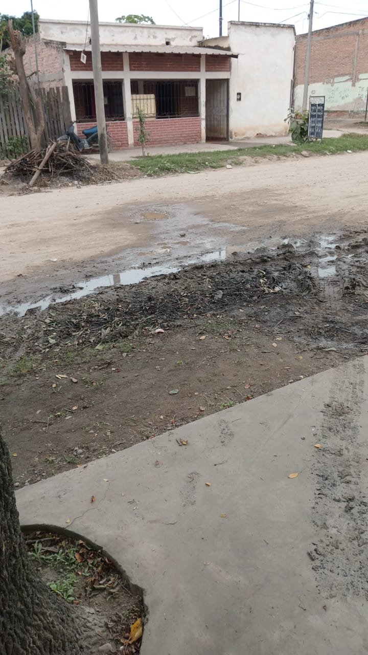 Vecinos denuncian una pérdida de agua - Radio Ciudad Oran