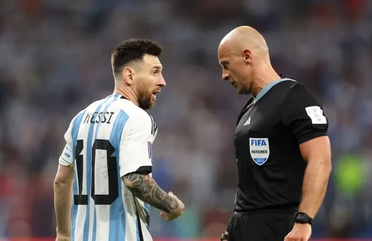 Szymon Marciniak, el árbitro para Argentina – Argelia el mismo de la final en Qatar