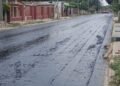 Avanza la obra del asfaltado sobre la calle Rivadavia