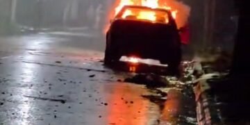 Se prendió fuego un auto en la vía pública