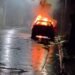 Se prendió fuego un auto en la vía pública