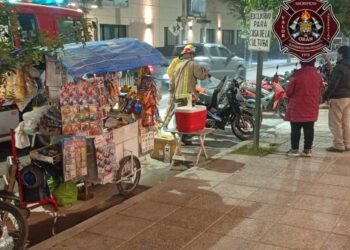 Moto estacionada afuera de Casa de la Cultura sufrió un incendio