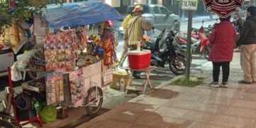 Moto estacionada afuera de Casa de la Cultura sufrió un incendio