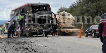 Terrible choque entre un camión y un colectivo en General Güemes: Un muerto y varios heridos