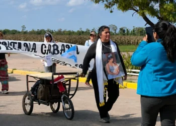 Una mujer camina desde Mosconi hasta Salta clamando justicia