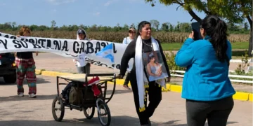 Una mujer camina desde Mosconi hasta Salta clamando justicia