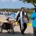 Una mujer camina desde Mosconi hasta Salta clamando justicia