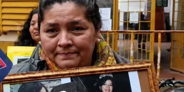 La Fiscalía de Orán recibió a la mujer que camina desde Mosconi reclamando justicia por su hija y nieta