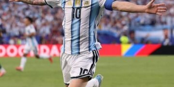 Festival de Messi y triunfo de Argentina en el debut del Mundial
