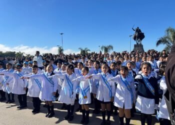 Más de 900 alumnos prometieron lealtad a la bandera en Orán