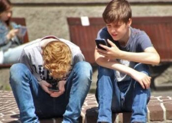 Francia prohibió las redes sociales para menores de 15 años a partir de septiembre