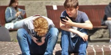 Francia prohibió las redes sociales para menores de 15 años a partir de septiembre