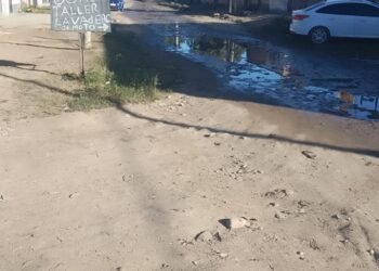 Vecinos denuncian una pérdida de agua