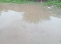 Vecinos denuncian por agua acumulada en las calles