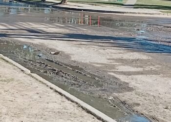 Vecinos denuncian una histórica pérdida de agua