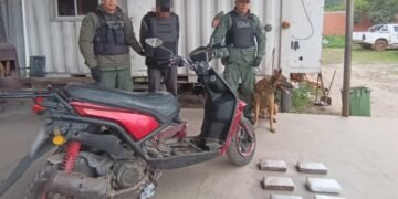 Adaptó 10 kilos de cocaína dentro de la estructura de una moto y quedó detenido