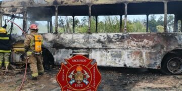 Se incendió un colectivo en la zona de Abra Grande