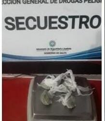 Demoraron a dos hombres con dosis de droga en Embarcación