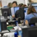 Bonos, aguinaldo y horas extras quedan afuera del cálculo de determinados aportes laborales