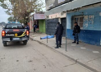 Murió en la calle, se habría ahogado con las hojas de coca