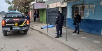 Murió en la calle, se habría ahogado con las hojas de coca