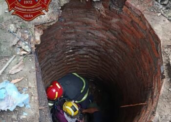 Mujer cayó dentro de en un pozo ciego en Orán