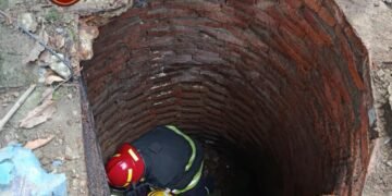 Mujer cayó dentro de en un pozo ciego en Orán