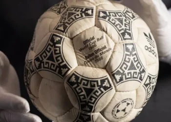Subastan la pelota de la Mano de Dios y el Gol del Siglo de Maradona