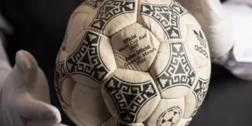 Subastan la pelota de la Mano de Dios y el Gol del Siglo de Maradona