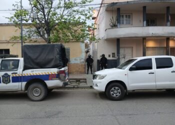 Allanamiento de la policía sobre calle Arenales en Orán
