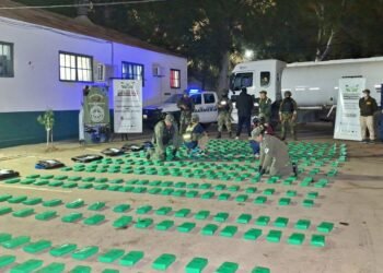 Gendarmería secuestró 440 kilos de cocaína ocultos en un camión cisterna