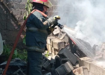 Imputada por amenazar con prender fuego a su madre y provocar un incendio en la vivienda