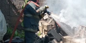 Imputada por amenazar con prender fuego a su madre y provocar un incendio en la vivienda
