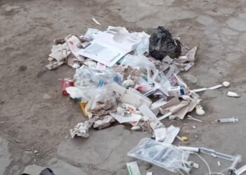 Peligroso, jeringas y agujas usadas tiradas en la vía pública
