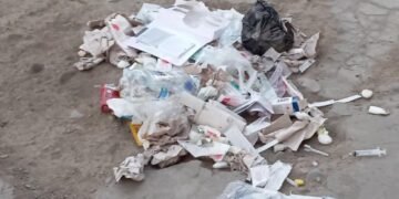 Peligroso, jeringas y agujas usadas tiradas en la vía pública