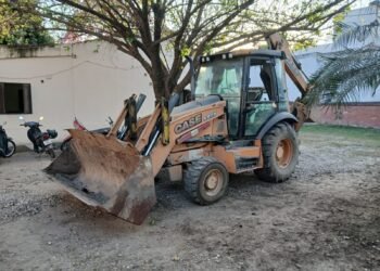 Apareció una máquina retroexcavadora en el patio del Concejo Deliberante de Orán