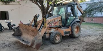 Apareció una máquina retroexcavadora en el patio del Concejo Deliberante de Orán