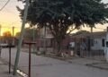 Vecinos denuncian un poste a punto de caerse