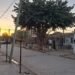 Vecinos denuncian un poste a punto de caerse