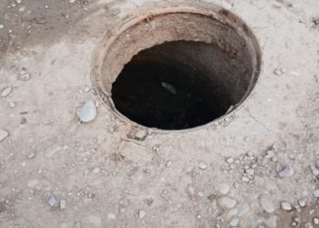 Vecinos denuncian la falta de la tapa en una boca de tormenta