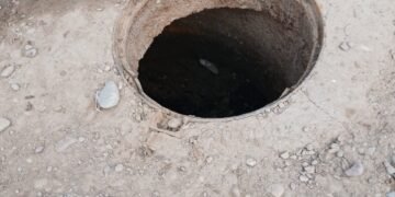 Vecinos denuncian la falta de la tapa en una boca de tormenta