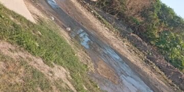 Vecinos denuncian un derrame cloacal
