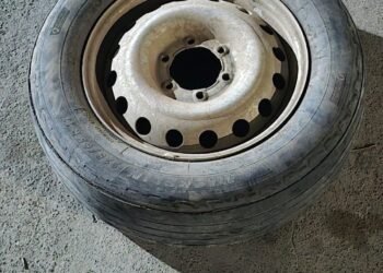 Robó una rueda de auxilio y lo detuvo la policía