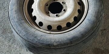 Robó una rueda de auxilio y lo detuvo la policía