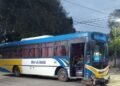 Gendarme terminó herido al chocar su moto contra un colectivo